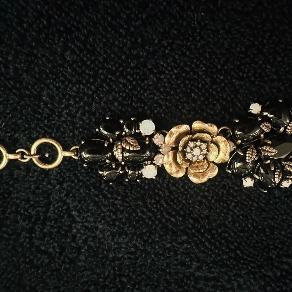 Exquisite Chloe + Isabel Black and Goldtone Floral Bracelet Intricate Accents - Picture 15 of 16